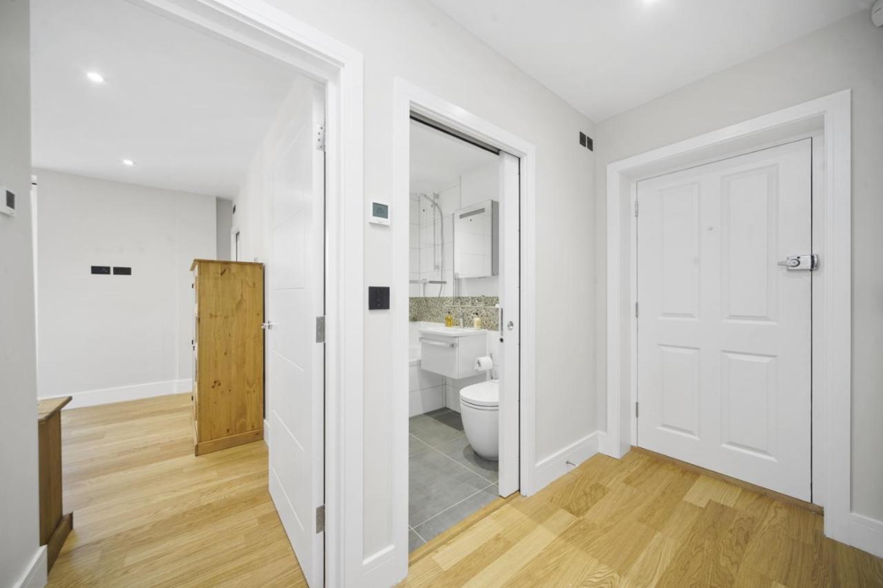 Flat 1 Bridge House Apartment Staines-upon-Thames Bagian luar foto