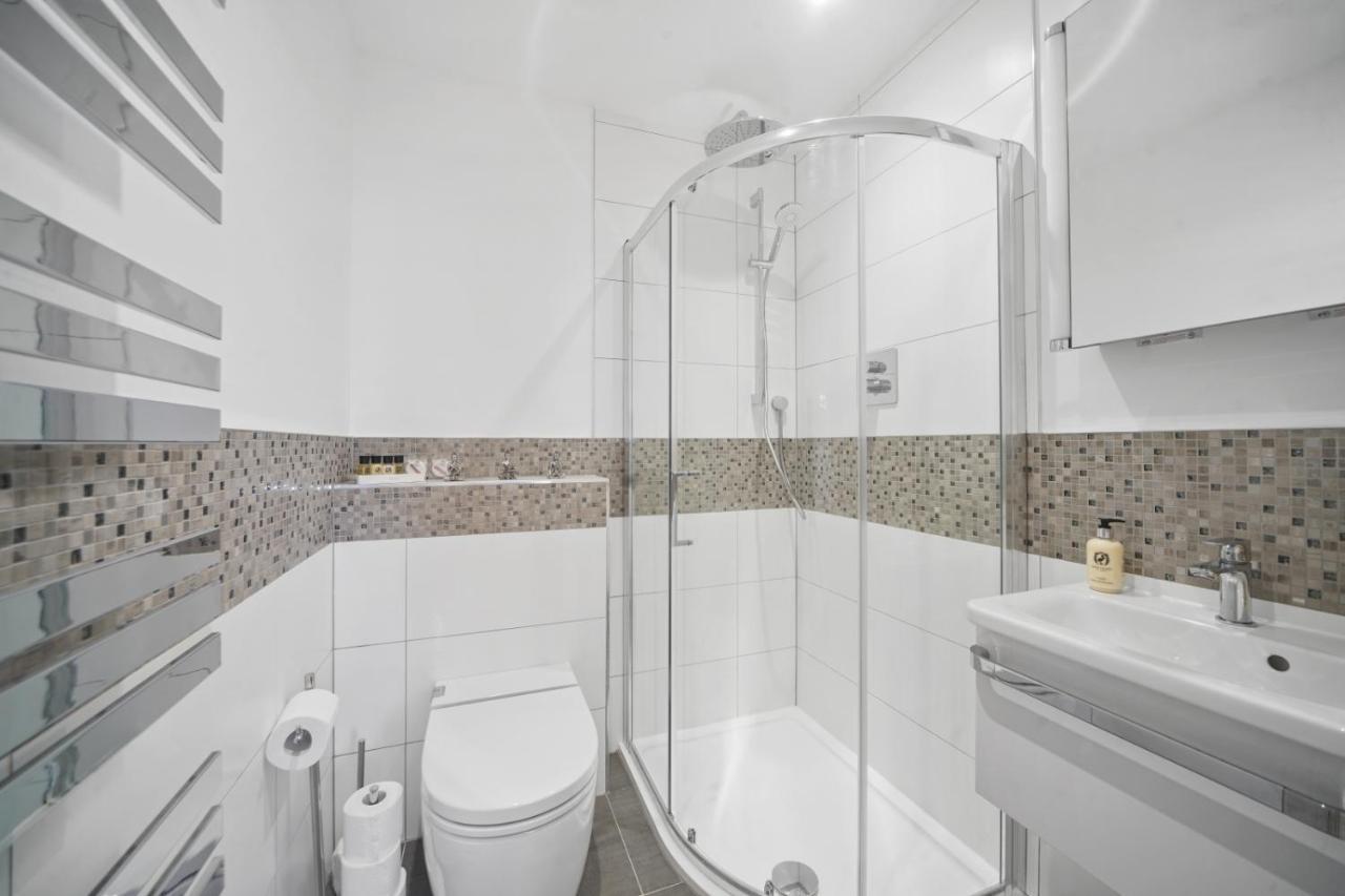 Flat 1 Bridge House Apartment Staines-upon-Thames Bagian luar foto