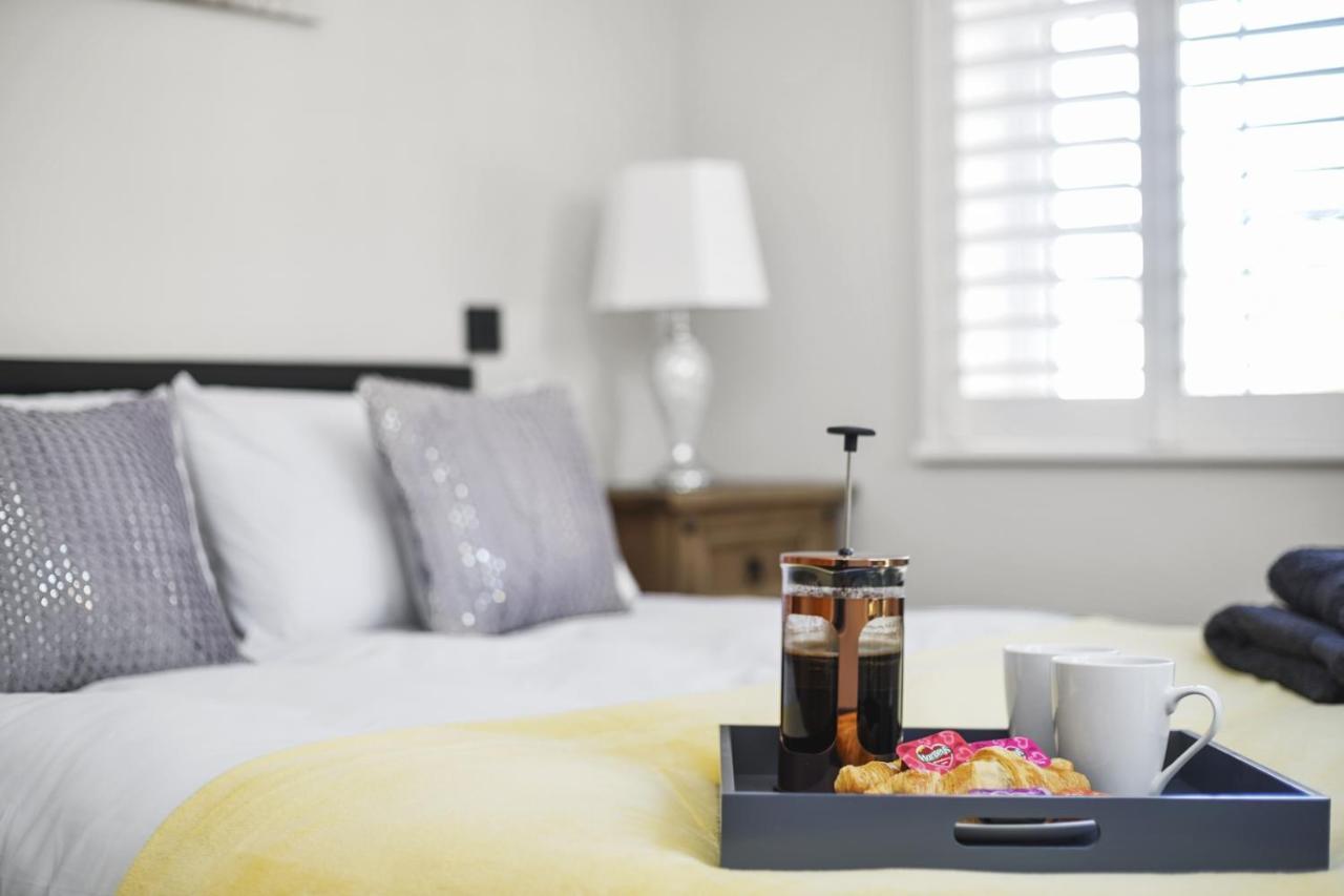 Flat 1 Bridge House Apartment Staines-upon-Thames Bagian luar foto