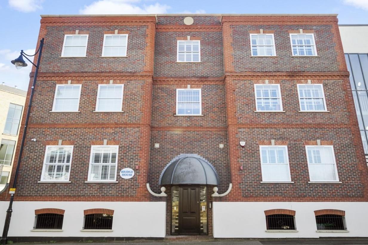 Flat 1 Bridge House Apartment Staines-upon-Thames Bagian luar foto